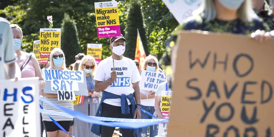 Beschäftigte des Nationalen Gesundheitsdienstes demonstrieren und kritisieren die britische Regierung - hier in Glasgow. Foto: Jane Barlow/PA Wire/dpa