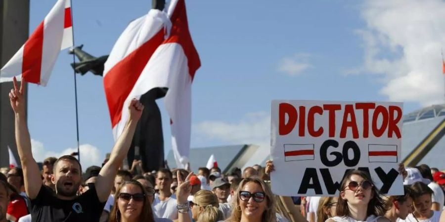 Demonstranten der belarussischen Opposition protestieren gegen die mutmasslich gefälschte Wiederwahl von Präsident Lukaschenko. Foto: Sergei Grits/AP/dpa