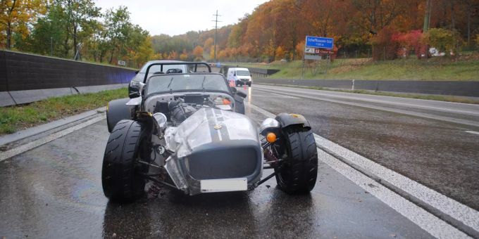 Personenwagen überschlägt sich auf A4.
