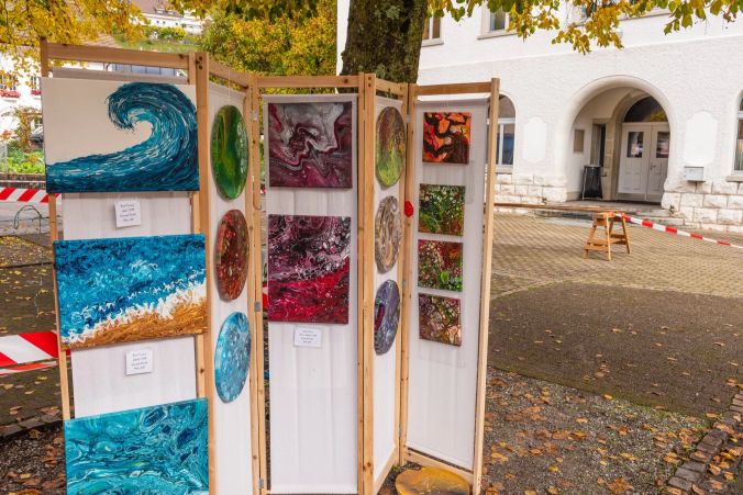 Acryl-Gemälde, die mit spezieller Technik entstehen.