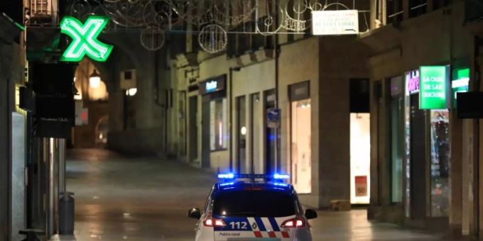 Einheiten der Nationalpolizei kontrollieren in der Innenstadt von Salamanca die Ausgangssperre. Foto: Manuel Ángel Laya/EUROPA PRESS/dpa Einheiten der Nationalpolizei kontrollieren in der Innenstadt von Salamanca die Ausgangssperre. Foto: Manuel Ángel Laya/EUROPA PRESS/dpa