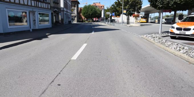 Fussgänger von Auto erfasst. Fussgänger von Auto erfasst