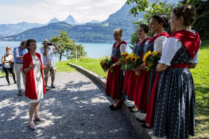 Bundespräsidentin Simonetta Sommaruga beim Eintreffen auf dem Rütli und im Gespräch mit den Ehrendamen des Unspunnen Schwinget während dem Schweizer Bundesfeiertag 2020 auf dem Rütli.. Simonetta Sommaruga