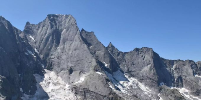 Die beiden Alpinisten wurden mittelschwer bis schwer verletzt. Alpinismus