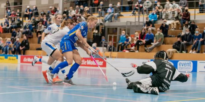 Frauen NLA Runde 6 2020/21 , Switzerland: 10.10.2020, Ruebisbach, Kloten, Mirjam Hintermann (Nr. 9, Kloten-Dietlikon Jets) wird von Sabrina Rüttimann-Bösch (Nr. 93, Zug United) regelwidrig gestört.