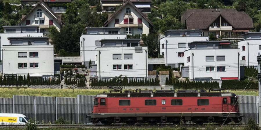 Die Anzahl Einfamilienhäuser hat die Millionengrenze überschritten. Bewohnt sind 860'000. Leisten können sie sich Einheimische eher als Ausländer: Ausländische oder gemischte Haushalte belegen nur ein Fünftel der «Hüsli», aber die Hälfte der Mietwohnungen. (Symbolbild)
