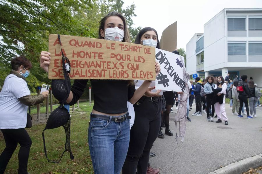 Schülerinnen protestieren in Genf gegen das «Shirt der Schande».