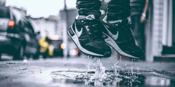 Schuhe in Pfütze