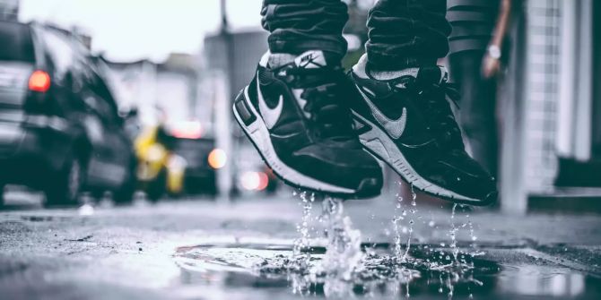 Schuhe in Pfütze