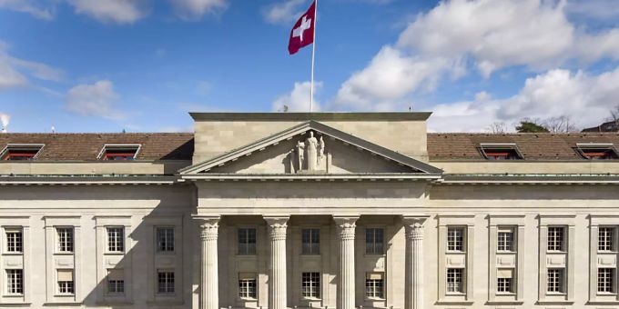 Das Bundesgericht hat die Beschwerde eines Genfer Wachmanns im Zusammenhang mit der Lagerung von Waffen abgewiesen. (Archivbild) Bundesgericht Lausanne