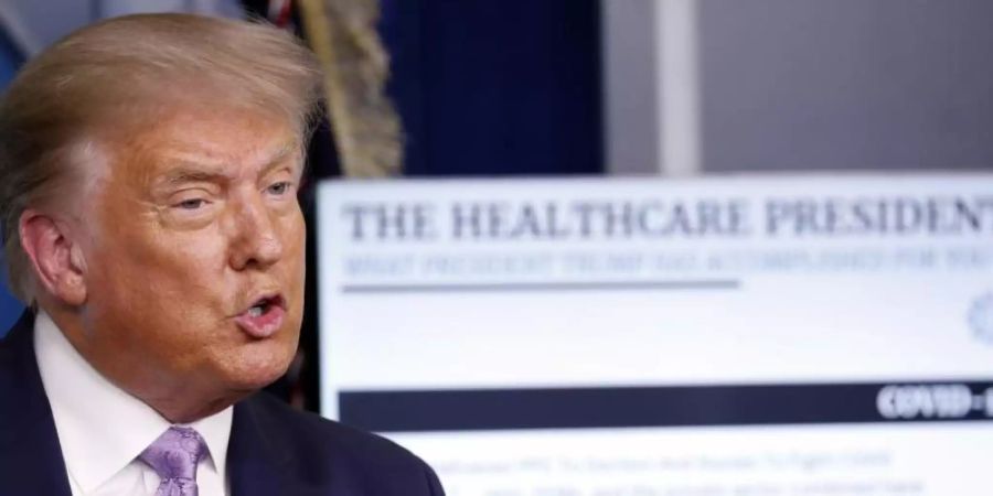 Donald Trump, Präsident der USA, spricht während einer Pressekonferenz im Weissen Haus über das Coronavirus. Foto: Andrew Harnik/AP/dpa