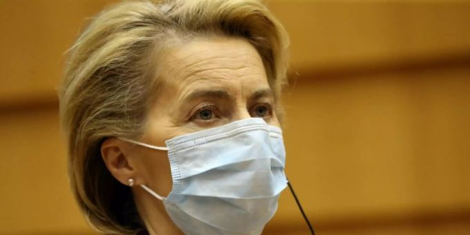 Ursula von der Leyen mit Mundschutz. Ursula von der Leyen