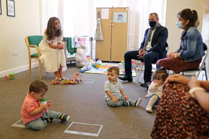 Kate Middleton im Gespräch mit einer Familie die während der Corona-Krise auf die Unterstützung der «Baby Banks» angewiesen ist. Kate Middleton