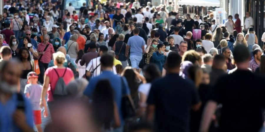 Passanten in Dortmund Ende Juli