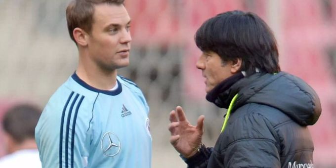 Bundestrainer Joachim Löw (r) hält Manuel Neuer für die logische Wahl zum weltweit besten Fussballer des Jahres. Joachim Löw