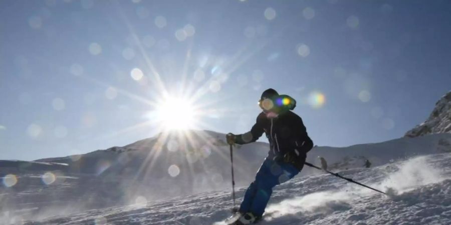 Schon bald dürften auf der Zugspitze wieder zahlreiche Skifahrer unterwegs sein. Doch diesmal gelten für den Wintersportbetrieb strikte Corona-Auflagen. Foto: Angelika Warmuth/dpa/Archiv