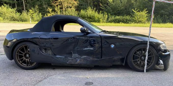 Personenwagen kollidiert mit Steinschlagschutz. Personenwagen kollidiert mit Steinschlagschutz
