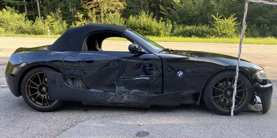 Personenwagen kollidiert mit Steinschlagschutz