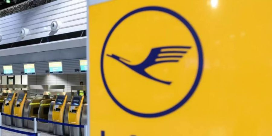 Lufthansa-Kunden können ihre Tickets bis Jahresende kostenlos umbuchen - auch mehrfach. Foto: Silas Stein/dpa