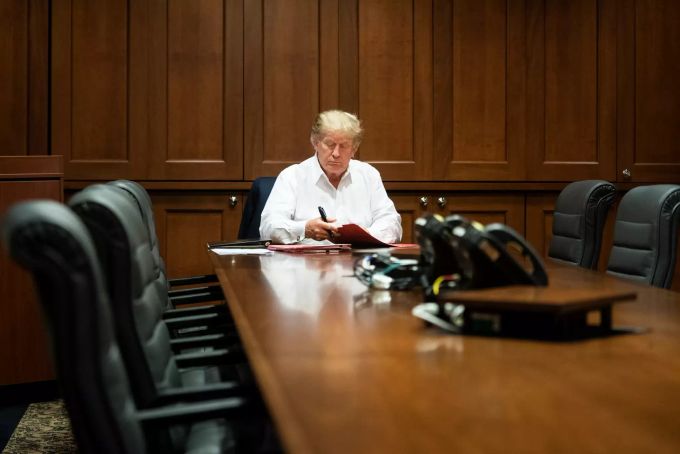 Donald Trump, Präsident der USA, arbeitet in einem Konferenzraum des Militärkrankenhauses Walter Reed in Bethesda. Donald Trump