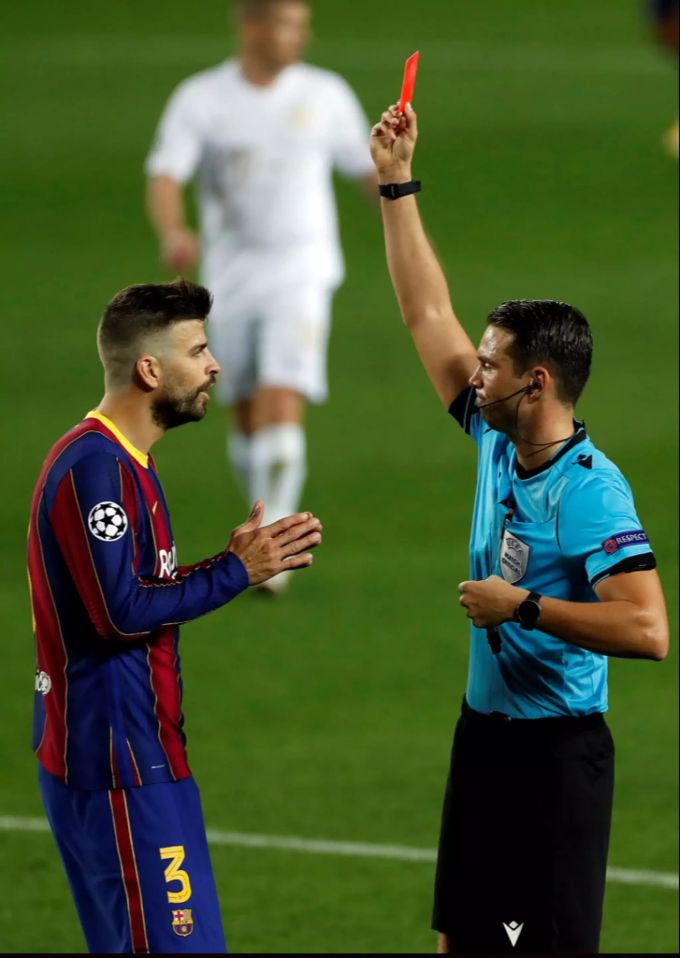 Sandro Schärer stellt Gerard Piqué vom FC Barcelona vom Platz. Sandro Schärer FC Barcelona