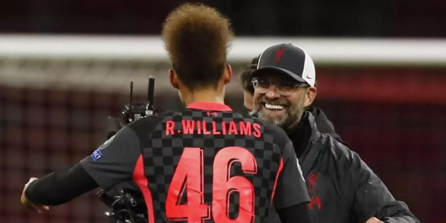 Liverpools Trainer Jürgen Klopp freut sich mit Rhys Williams über den Sieg in Amsterdam. Foto: Peter Dejong/AP/dpa