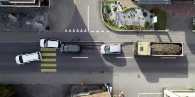 In Stans NW fährt ein Lastwagen in eine stehende Kolonne von Autos. stands