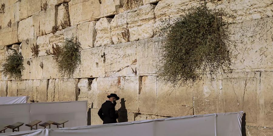 Ein Mann betet in einem abgetrennten Bereich an der Klagemauer in Jerusalem. Foto: Oded Balilty/AP/dpa