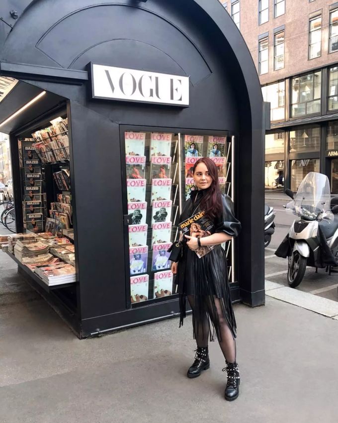 Chloé an der Fashion-Week in Milano Frau vor Kiosk