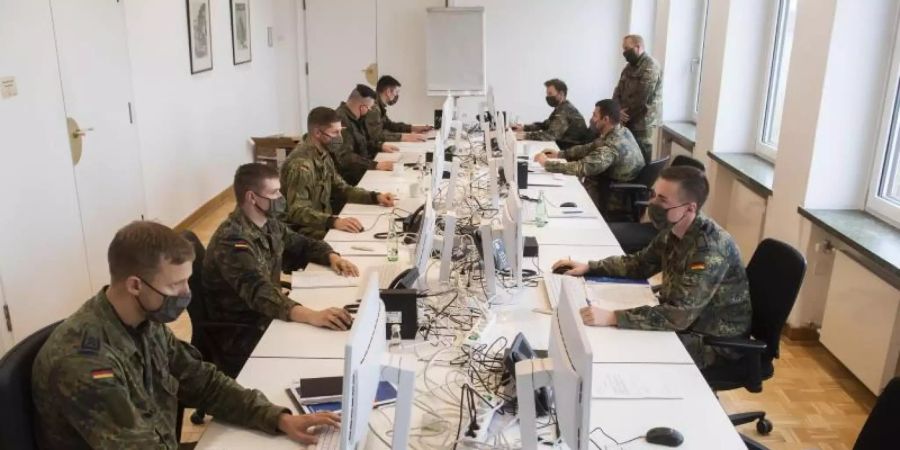 Soldaten der Bundeswehr helfen in der Region Hannover bei der Nachverfolgung von Infektionsketten. Foto: Julian Stratenschulte/dpa