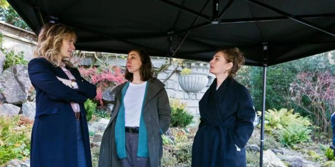 Kommissarin Isabelle Grandjean (Anna Pieri Zuercher, l-r), Kommissarin Tessa Ott (Carol Schuler) und Staatsanwältin Anita Wegenast (Rachel Braunschweig) in einer Szene des "Tatort: Züri brännt". Foto: Sava Hlavacek/ARD Degeto/SRF/dpa Kommissarin Isabelle Grandjean (Anna Pieri Zuercher, l-r), Kommissarin Tessa Ott (Carol Schuler) und Staatsanwältin Anita Wegenast (Rachel Braunschweig) in einer Szene des "Tatort: Züri brännt". Foto: Sava Hlavacek/ARD Degeto/SRF/dpa