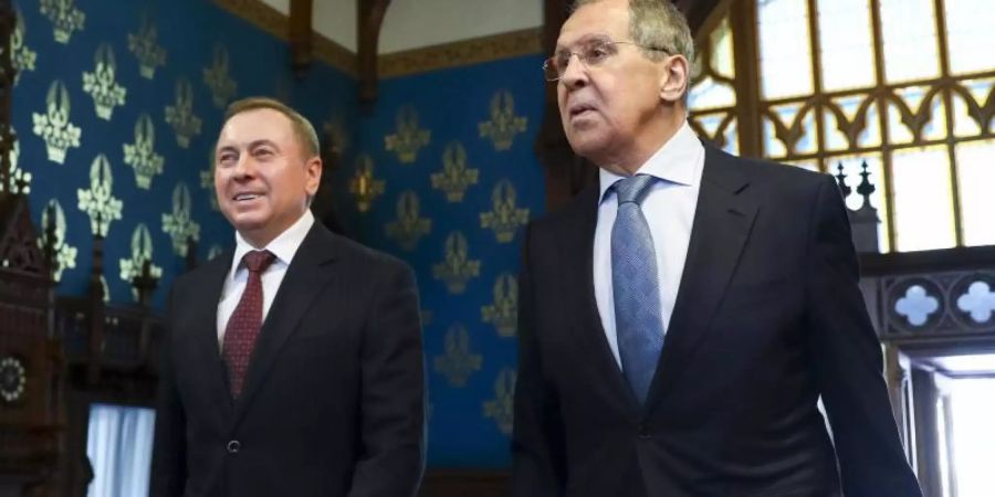 Der russische Aussenminister Sergej Lawrow (r) empfängt seinen belarussischen Amtskollegen Wladimir Makei in Moskau. Foto: -/Russian Foreign Ministry Press Service/AP/dpa