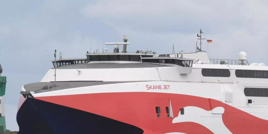 Der Katamaran mit dem Namen «Skane Jet» soll vom 17. September an auf der früheren «Königslinie» zwischen Sassnitz und dem schwedischen Ystad verkehren. Foto: Stefan Sauer/dpa-Zentralbild/dpa