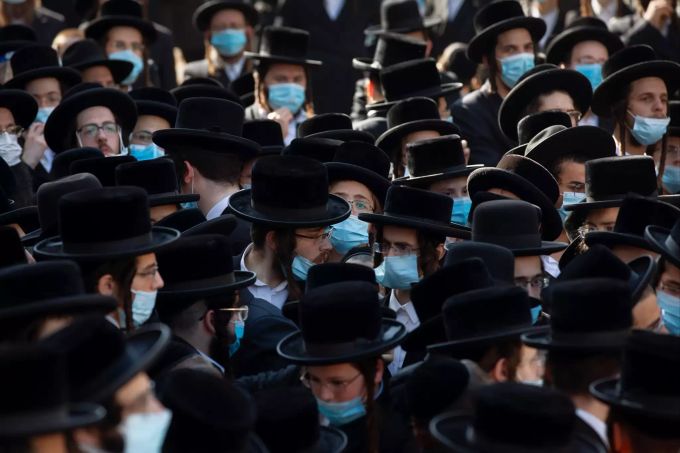 Ultra-orthodoxe Juden, Anhänger der chassidischen Gemeinschaft von Shomrei Emunim, tragen aufgrund des Coronavirus Mundschutze bei der Beerdigung ihres Rabbinerreferenten Aharon Roth, der an Coronavirus - Israel