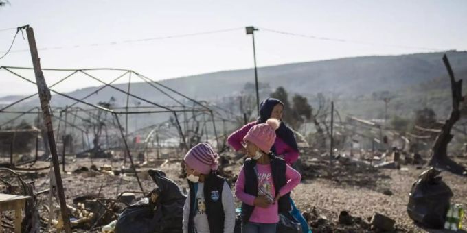 Eine Familie steht innerhalb des ausgebrannten Flüchtlingslagers Moria. Mehrere Brände haben das Lager fast vollständig zerstört. Wohlen Zahlung