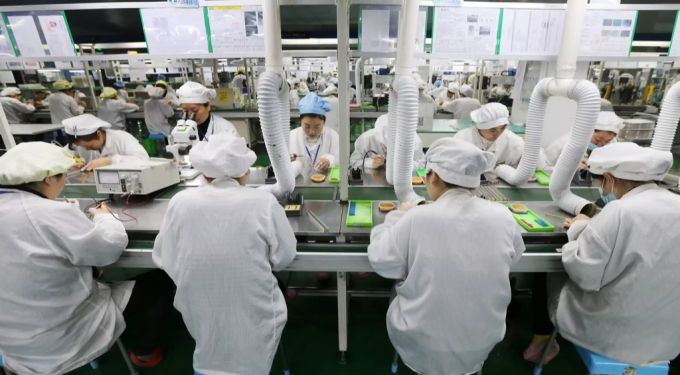 Eine Smartphone-Fabrik in China, die hier verursachten Emissionen sollen durch Spenden in der Schweiz kompensiert werden. Swisscom China Spenden Smartphone