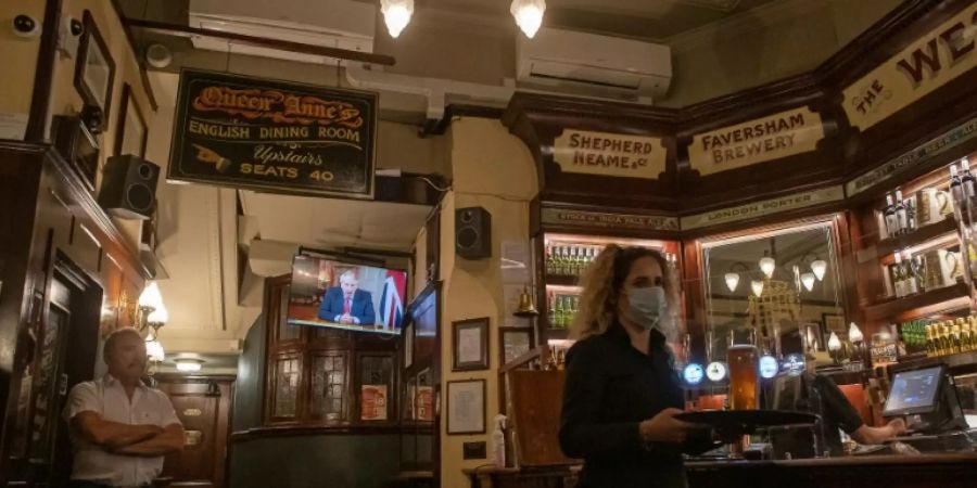 Übertragung der Rede von Boris Johnson in einem Londoner Pub