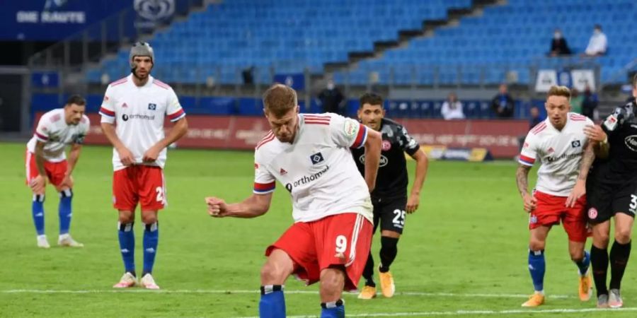 Simon Terodde erzielte beide Treffer für den HSV. Foto: Daniel Bockwoldt/dpa