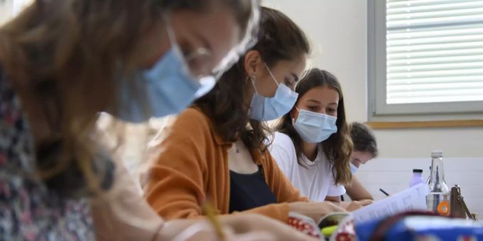 An vielen Gymnasien gilt seit den Sommerferien eine Maskenpflicht. (Symbolbild) Gymnasium Coronavirus