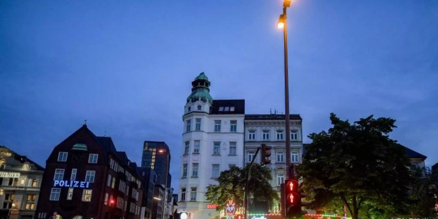 In Hamburg fühlen sich Mädchen und Frauen vor allem auf der Reeperbahn und am Hauptbahnhof unsicher. Foto: Axel Heimken/dpa