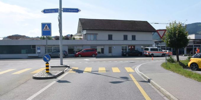 Velofahrer von Auto erfasst. Velofahrer von Auto erfasst