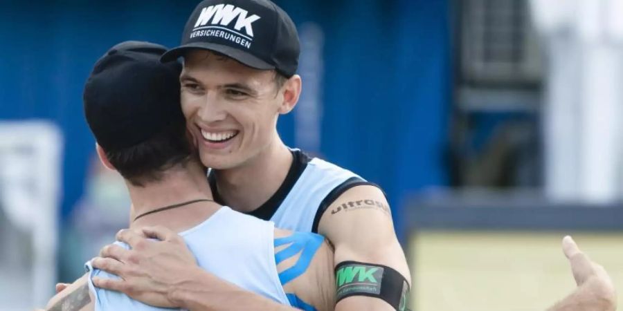 Haben zum Auftakt der Beachvolleyball-EM einen Start nach Mass erwischt: Julius Thole (r) und Clemens Wickler. Foto: Frank Molter/dpa