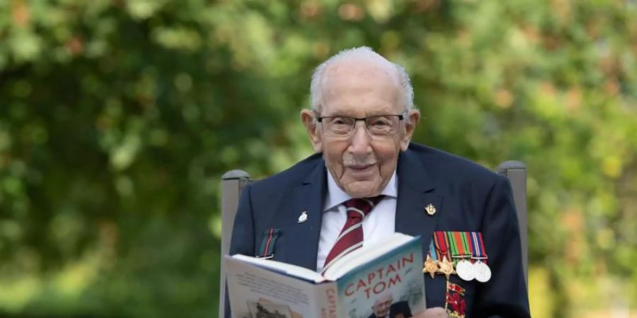 Sir Tom Moore mit seiner Autobiographie. Foto: Joe Giddens/PA Wire/dpa