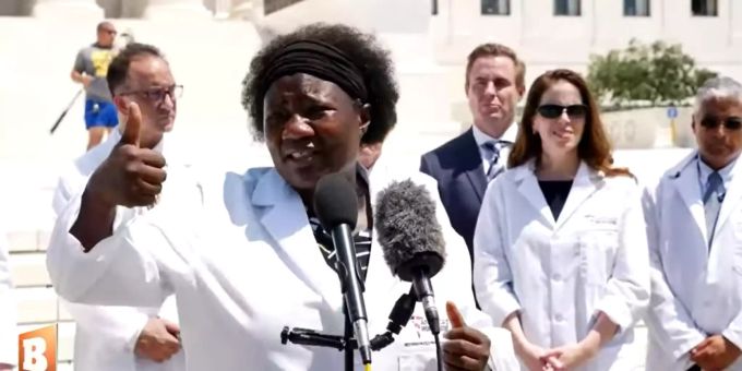 Wenn Dr. Stella Immanuel nicht gerade über Sex mit Geisterwesen oder auf Alien-DNA basierende Medikamente referiert, heilt sie Coronavirus-Patienten mit Hydroxychloroquin. stella immanuel
