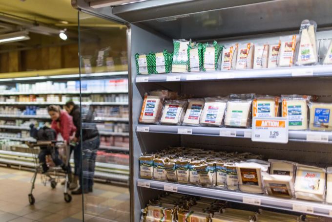 Ein Käseregal in der Migros Käse Migros