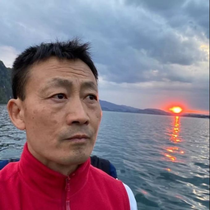 Donghua Li am Todestag seines Sohnes Janis. donghua lia
