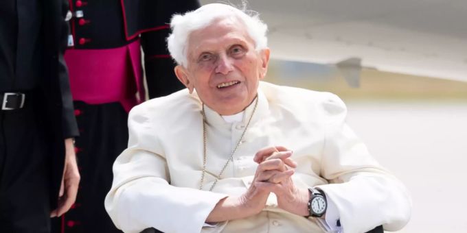 Der emeritierte Papst Benedikt XVI. kommt am Flughafen München zu seinem Flugzeug. (Archivbild) Papst Benedikt