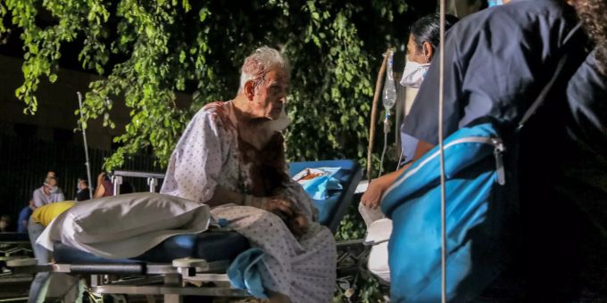 Ein verwundeter Mann wartet auf dem Parkplatz des Al Roum-Krankenhauses auf eine Behandlung nach der Explosion in Beirut. Neben vielen Toten wurden Tausende Menschen verletzt. Schwere Explosion in Beirut