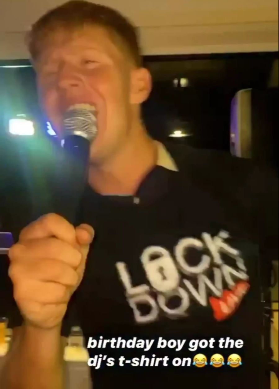 Arron Scholes übt sich im Karaoke-Singen.