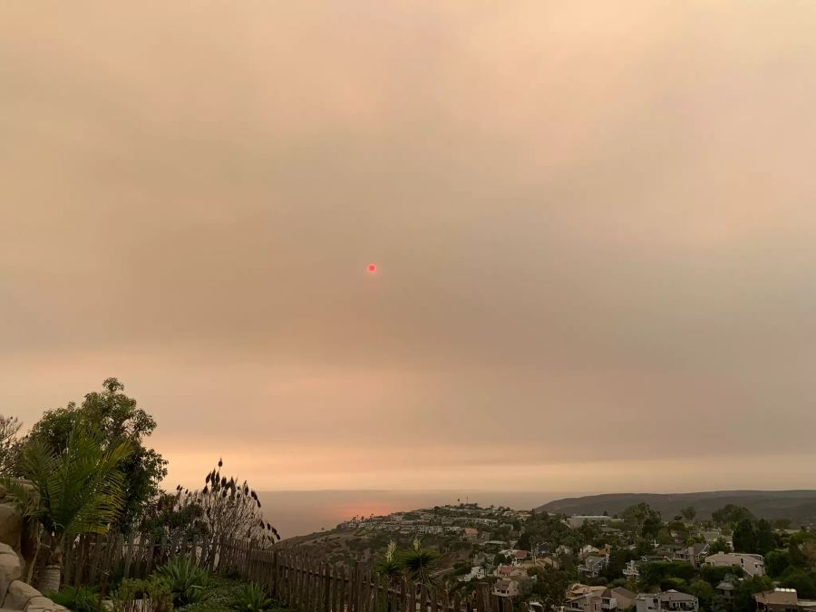 Auch in Laguna Beach kreieren die Brände eine surreale Szenerie.